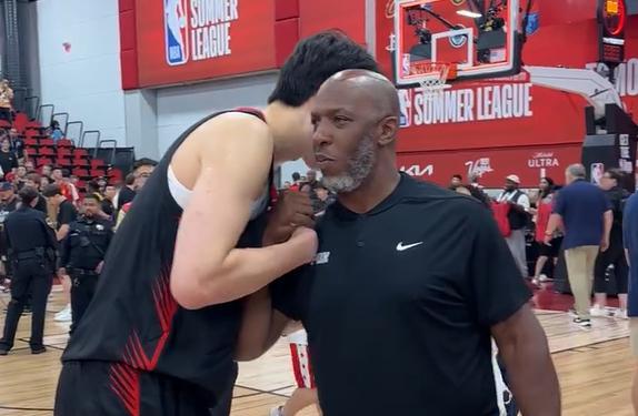 华体会网页-比卢普斯赛后和杨瀚森相互握手致以问候并鼓励道：还不错的！