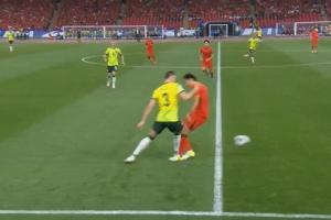 身背一黄的李磊开场第1分钟凶狠上抢，对方球员痛苦倒地